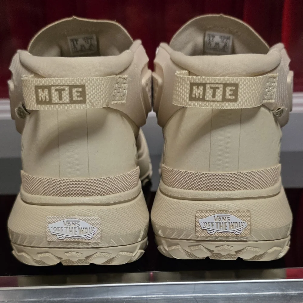 Vans MTE Crosspath Mid Cream Men’s 8.5  Women’s 10 New